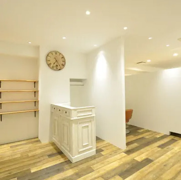 【別府】≪総支給50万円以上の支給実績あり・高月給スタート・休日数の選択OK・社会保険完備・半個室あり≫スタイリストオンリーなので完全マンツーマン接客！髪質改善に力を入れているヘアサロン「Emma hair Atelier（エマヘアーアトリエ）」からスタイリスト（美容師）の求人★☆