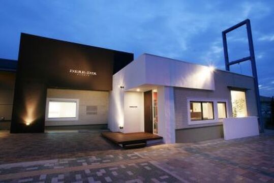 【紀三井寺】≪実働8時間≫≪社会保険完備≫パートも募集中！ハイクオリティなスタイル提案と接客力が人気のセレブが集う大人のための隠れ家ヘアサロン！上質な空間が非日常を演出する「DERE-DIR fidele（デレディールフィデル）」からスタイリスト（美容師）の求人です☆★☆