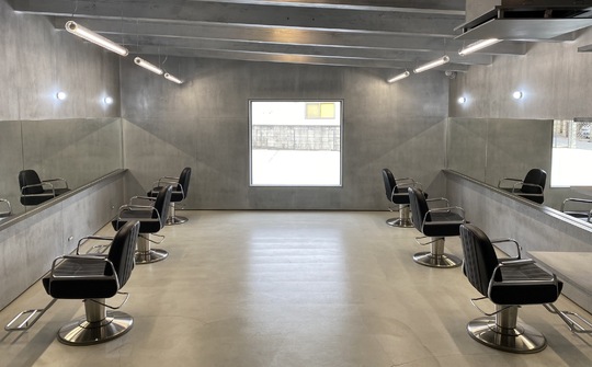 【桑町】≪完全週休2日制≫≪社会保険完備≫≪実働8時間／休憩1時間≫「生涯のお付き合い」をテーマにお客様とスタッフと共に成長していくサロンを目指しています「Heathpool（ヒースプール）」からスタイリスト（美容師）の求人★☆