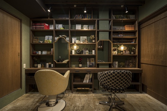 【竜田川】≪社会保険完備＆日曜日定休あり≫カラーに強くなりたい方必見！！「働くときはしっかり働く！休むときはしっかり休む！」を徹底しています！ゆったりした時間が流れるアンティーク系お洒落サロン「Loca（ロカ）」からアシスタント（美容師）の求人☆★☆