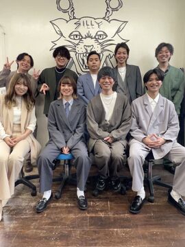 【琉球大学】≪月8日休み≫≪社会保険完備≫≪早期デビュー／新卒は勤務開始と同時にデビュー≫≪営業中レッスンOK≫≪土日休み相談OK≫10代〜20代の若者から絶大人気のメンズサロン！スタッフもお客様も年齢が近く仲良しなところがポイントです！「SILLY（シリー）」からアシスタント（美容師）の求人★★