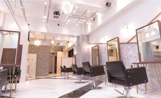 【青葉台】◆月40万円の保障あり・社会保険完備・ライフスタイルに合わせた雇用形態を選択◆ガッツリ稼ぎたい方や安定を求める方、お休み多めなのでプライベート重視したい方でもOK！「REM-aobadai-（レムアオバダイ）」からスタイリスト（美容師）の求人☆★