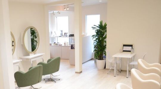 【東志免】≪社会保険完備≫≪住宅手当あり≫海外研修・カット講習・メイク講習など幅広く技術を学ぶことができるヘアサロン「Sweet Ravir（スウィートラヴィール）」からアシスタント（美容師）の求人☆★