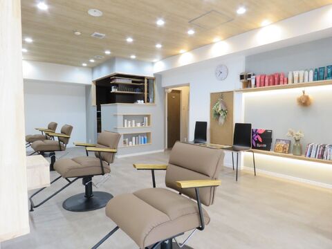 【山科駅】≪月8,9日休み≫≪土日祝休みOK≫≪社会保険完備≫福利厚生面や手当が充実！大人女性をターゲットにしたプライベートサロン！「LiQLi（リクリ）」からスタイリスト（美容師）の求人☆★