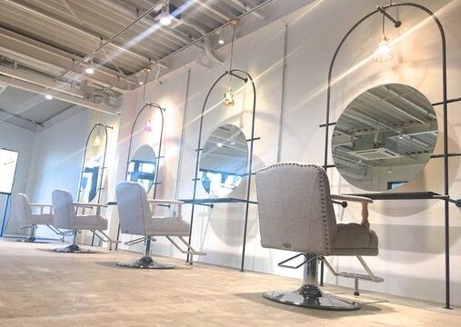 【富田林】◆月給23万円スタート♪社会保険完備★完全週休2日制◆アイラッシュにネイル、興味のある事に挑戦させてもらえるサロンです★Gigi＋full a head（ジジ フルアヘッド）からスタイリスト（美容師）の求人★☆