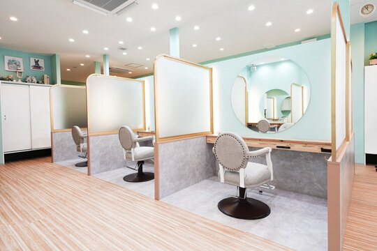 【鶴間】 保障給あり  完全マンツーマン  独立支援制度あり 住宅地に佇む地域に愛されるヘアサロン★完全歩合制 フリー44％／指名55％還元 により平均月収35万円以上!!!土日休みなどプライベート重視もOK★Anphi 鶴間（アンフィツルマ）からスタイリスト（美容師）の求人★☆