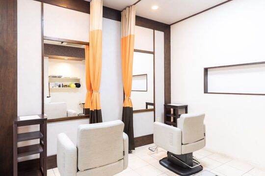 【古市】≪完全週休2日制≫≪年間公休12日≫≪社会保険完備≫≪住宅手当あり≫好条件と福利厚生が整った安心して働けるヘアサロン！トレーニングルームを完備し営業中レッスンもできます！2年以内のデビューを目指します！アイラッシュも学べるお店です！「CRYSTAL MAGIC 軽里店（クリスタルマジックカルサトテン）」からアシスタント（美容師）の求人☆★☆