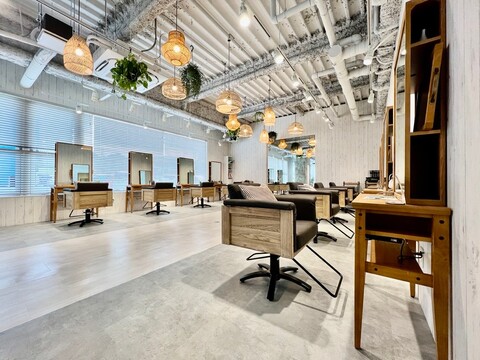 【高崎駅】≪客単価10000円≫≪ママさんの応募も歓迎≫≪社会保険完備≫チームワークを大切にしながら働きたい方必見！スタッフ同士の仲も良いため、楽しく働くことができます！「Lumi 高崎店（ルミタカサキテン）」からスタイリスト（美容師）の求人☆★