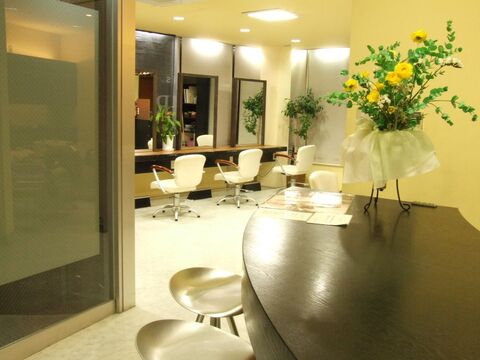 【夙川】≪月給26万円≫≪平均退店時間19:00頃≫収入重視の方は月6日休み、自分の時間を大事にしたい方は完全週休2日制を選択！長く働けるか環境が整った地域密着サロン 毎日多くのお客様が来店されるので入客チャンス◎「hairs BERRY 夙川店（ヘアーズベリーシュクガワテン）」からスタイリスト（美容師）の求人★☆