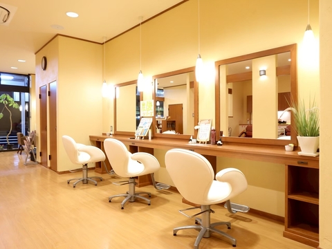 【大輪田】≪社会保険完備≫≪完全週休2日制≫≪ママさんの応募歓迎≫≪20時までに退勤可能≫奈良県を中心に店舗展開するサロン！40～50代の女性を中心にトリートメントやスパのメニューが人気！「PLAZA 西大和店（プラザニシヤマトテン）」からスタイリスト（美容師）の求人★☆