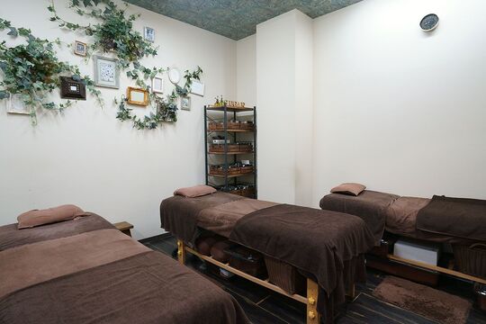 【海老名駅】◆業務委託or正社員◆トレンドを押さえたメニュー展開が人気！融通の利きやすいサロンなので、ママさんアイリストも多数活躍していますよ！技術指導も営業時間内にできるうのがうれしい「Sugar 海老名店（シュガーエビナテン）」からアイリスト（アイデザイナー・まつげエクステ）の求人☆☆