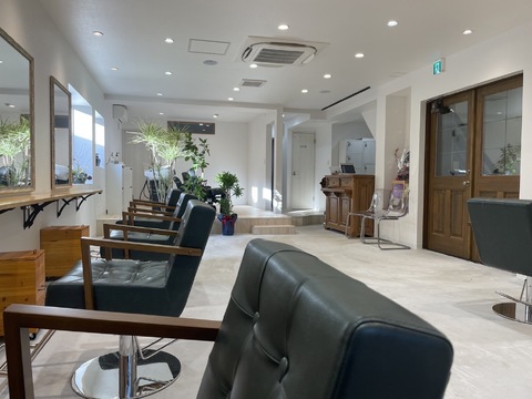 【大和駅】≪完全週休2日制≫≪土日休みOK≫≪高単価サロン≫≪18時閉店≫髪質改善や縮毛矯正などの髪を美しくする施術に定評があるサロン！おしゃれで清潔感あふれる店内で、働きやすい環境が整っています！「AQUA（アクア）」からスタイリスト（美容師）の求人☆☆