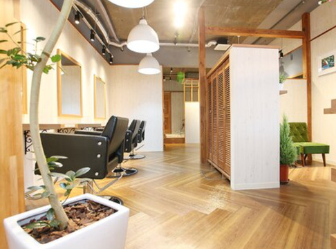 【府中駅】≪営業時間中のレッスンOK≫≪ママさんの応募も歓迎≫≪昇給あり≫経験豊富なスタイリストがしっかりレッスン！アットホームな空間で自分のペースでデビューを目指せる環境です！「suwest hair design（スウェスト ヘアー デザイン）」からアシスタント（美容師）の求人☆★