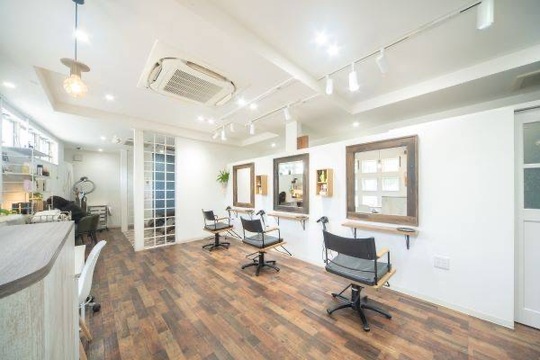 【日ノ出】≪日曜定休あり・時短社員制度あり・社会保険完備・最短18時に退勤・サロン駐車場あり≫スタッフ同士の仲が良く働きやすい環境！マツエク、フェイシャルエステ、成人式プロデュースも学べるトータルビューティーサロン「elu. hair make（エルヘアーメイク）」からアシスタント（美容師・理容師）の求人☆★