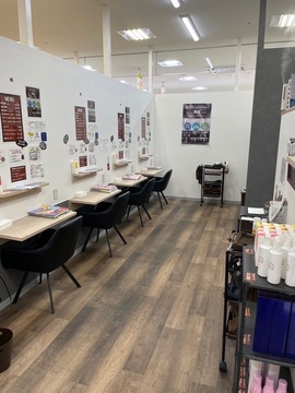 【春日】≪車通勤OK・社会保険完備・月休8日・有給休暇あり・基本残業無し・パートアルバイトも歓迎≫プライベートも充実させたい方必見！ブランクのある方や働くママさんも大歓迎！予約制の白髪染め専門店 「白髪染め専門店 スマートカラーKirei アクロスモール春日店（シラガゾメセンモンテンスマートカラーキレイアクロスモールカスガテン）」からカラーリスト（美容師）の求人☆★