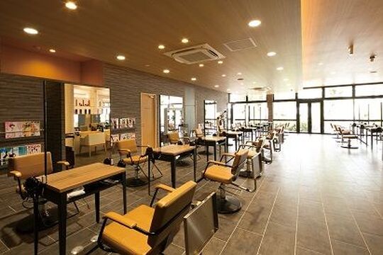 【梅森台】≪週休二日制≫≪社保完備≫高収入も狙えてプライベートも充実♪長く安心してお仕事が出来る環境のヘアサロン「ICONIQ 日進梅森台店（アイコニックニッシンウメモリダイテン）」からスタイリスト（美容師）の求人★☆