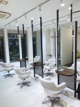 【原】未経験・通信生・新卒生OK！≪社会保険完備・20時までに退勤可能・土日休み相談OK・週3日～、16時までの勤務OK≫一人ひとりのライフスタイルに合わせた働き方ができます！お客様髪質改善とハイライトが人気な地域密着型のサロン「FOUR PLACE（フォープレイス）」からアシスタント（美容師）の求人☆★