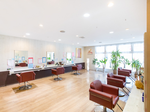 【JR茨木】≪月給24万円～≫≪19時に退勤可能≫≪社会保険完備≫≪毎週土日どちらか休みもOK≫落ち着いた雰囲気の地位密着サロンで楽しく働けます。月に1回営業日に勉強会をしており、新しい技術技について学ぶことができます！「switch grand（スウィッチグラン）」からスタイリスト（美容師）の求人★☆