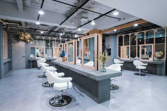 【金剛】≪完全週休2日制≫≪社会保険完備≫≪住宅手当あり≫地域最大級の人気ヘアサロン！充実の教育体制が整い、美容師として長く活躍出来る環境です！スタッフを大切にし、将来を一緒に考えてくれる会社！「La Belleme by AK（ラベルムバイエーケー）」からアシスタント（美容師）の求人☆★