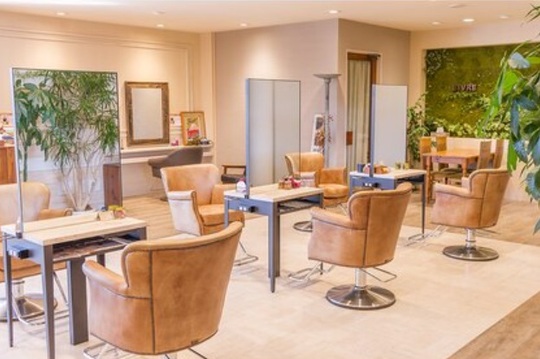 【板野】正社員と業務委託を選択可能≪フリー40％／指名50％還元≫≪圧倒的な集客力で入客チャンス大!!≫≪社会保険あり!!≫月給30万円以上稼ぐ事が可能「little aizumi by BIVRE（リトル アイズミバイヴィーヴル）」からスタイリスト・jrスタイリスト（美容師）の求人★☆