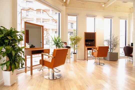 【周船寺駅】≪社会保険完備・高時給スタート・ほぼ残業なし≫駅チカでアクセスもバッチリ！エイジングケアで大人気のヘアサロン「Hair Make Cocoro（ヘアーメイクココロ）」からスタイリスト（美容師）の求人☆★