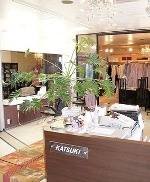 【羽犬塚】≪社会保険完備≫≪住宅手当あり≫キャリアアップできるシステム作りをしているので長く活躍できる環境を作っています！！近隣にお住まいのお客様から圧倒的な支持を受ける人気ヘアサロン「KATSUKI 八女店（カツキヤメテン）」からスタイリスト（美容師）の求人☆★☆