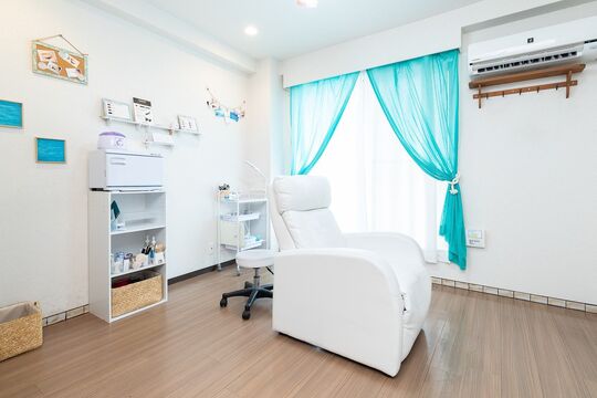 【豊中駅】≪社会保険完備≫≪月8,9日休み≫≪平均18時半退勤OK≫正社員の方でも土日祝休みの相談OK！ママさんが活躍できる環境充実！駅チカサロン「AquaMarine（アクアマリン）」からアイリスト（アイデザイナー・まつげエクステ）の求人★☆