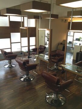 【香里園】質の高い技術と接客で美意識の高いお客様から支持されています！美容師として、人として成長できる環境で一緒にがんばりませんか ウッドテイストの内装に観葉植物のグリーンが映える、ナチュラル系サロンhair&make O (ヘアメイクオー)からアシスタント(美容師)の求人☆★