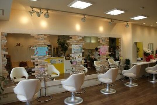 【昭和町】月1回、日曜日での公休有り★地方出身者には嬉しい最大3万円の家賃補助システム有り★女性が働きやすい環境がバッチリです♪一人ひとりのお客様の髪質に合わせた提案をしていくHAIR MAKE MAX (ヘアーメイク　マックス)からアシスタント(美容師)の求人☆☆