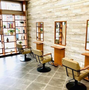 【八幡駅】★★★毎週日曜日がお休み★★★≪社会保険完備・月休8日・有給休暇あり・駅チカ≫19時ごろにほぼ退勤するのでプライベートも充実可能！お仕事、プライベートを充実できる環境でお仕事してみませんか！ オシャレでかわいい20〜30代に人気のヘアサロン「Elmo.（エルモ）」からアシスタント（美容師）の求人★☆