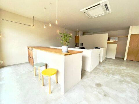 【日進駅】◆社会保険完備・完全週休2日制・18時で営業終了・生涯アシスタントでもOK◆営業時間内レッスン可能で、新卒生で最短1年半デビューが可能！和やかで優しいサロン雰囲気！ゆったりお客様と関われます！白髪染めとシャンプーの入客できる方歓迎！「aureole（オレオール）」からアシスタント（美容師）の求人☆★☆