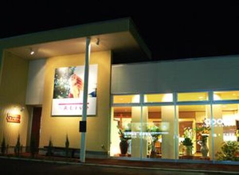 【岩出駅】社会保険完備の安定した環境で、一人前のスタイリストを目指せるサロン『naturally ALive』からアシスタント（美容師）の求人！！スタッフ同士、ファミリー感覚のアットホームな職場です☆★