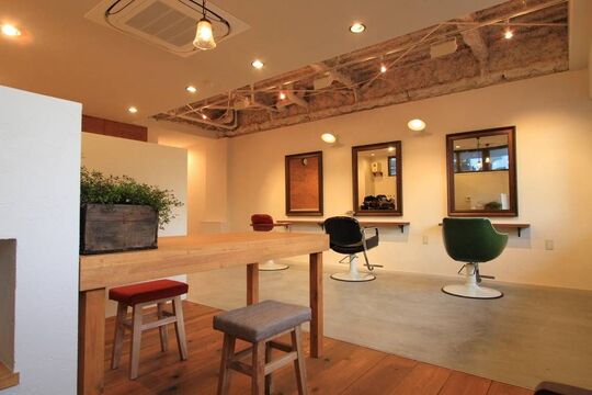 【千代田】≪社会保険完備≫≪20時退勤可能≫福利厚生もしっかりしているので、安心して長く働ける環境です！最先端の技術も常に取り入れているサロン！「trefle hair design（トレフルヘアーデザイン）」からJrスタイリスト（美容師）の求人☆★☆