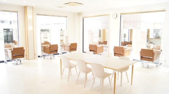 【JR郡山駅】≪完全週休二日制＆社会保険完備≫しっかりとした教育カリキュラムで、自信をもってのデビューが可能！親子3世代で通ってもらえるような、お客様との距離が近いサロン「cream（クリーム）」からアシスタント（美容師）の求人☆★☆