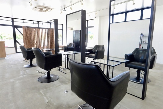 【桑江中学校】≪永久保証給あり≫≪カラー比率90％以上！≫≪フリー40％・指名50％還元≫髪質改善などケアにも注力したサロン！基本マンツーマンスタイルのため負担なく働けますよ！「Willie belle（ウィリーベル）」からスタイリスト（美容師）の求人☆★☆