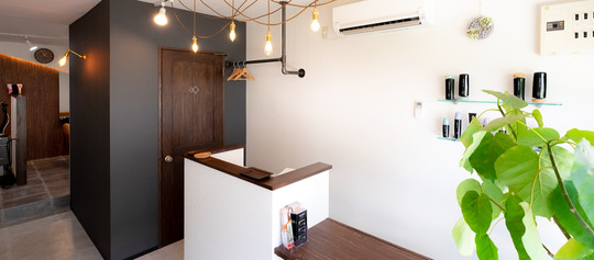 【川西能勢口】≪月給23万円～≫≪社会保険完備≫≪月8,9日休み≫≪平均19時台に退勤可能≫≪土日休みも相談OK≫半個室の落ち着いた雰囲気が人気！マンツーマン接客なので無理なくのびのびと働いていただけます。ライフスタイルに合わせた勤務ができるので、ママさん美容師スタイリストも大歓迎！「whith（ホワイス）」からスタイリスト（美容師）の求人☆☆