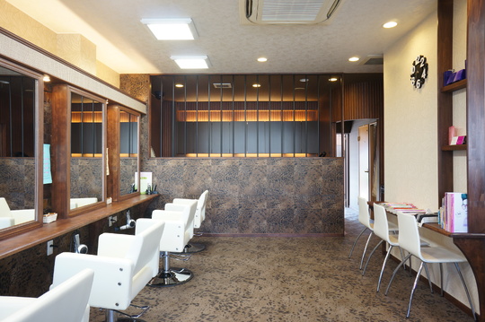 【下地】◆ベビーシッター費用補助あり・日曜保育費補助あり・最大月12日休み・残業ほぼ無し・社会保険完備◆指名なし・予約なしでプライベートの予定も立てやすい！パートさんの急なお休みにも対応しやすい環境です！幅広い年齢層のスタッフが活躍するファミリーサロンです「Ai-ney 下地店（アイニーシモジテン）」からスタイリスト（美容師）の求人★☆