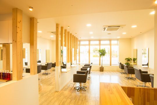 【久喜駅】■平均退社19時台・月9日休み選択可能・産休育休制度あり・社会保険完備■幅広い年齢層のスタッフさんが活躍しています！ママさんスタイリストさんも大歓迎！今までの経験を活かして長所を伸ばせるサロン！「hairshop N&A 久喜菖蒲店（ヘアーショップエヌアンドエークキショウウラテン）」からスタイリスト（美容師）の求人☆★