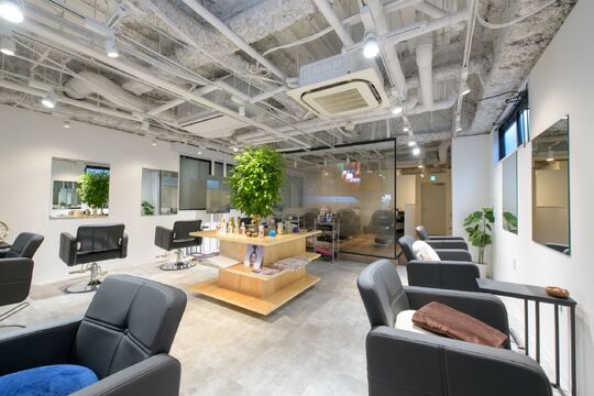 【平塚駅】◆指名売上50％還元・フリー売上40％還元◆月収50万円以上のスタッフ多数在籍◆融通が利きやすいので、ママさんスタイリストも働きやすい環境が整っています。幅広い薬剤のラインナップで、クオリティを維持しつつ単価UPも狙いやすい「Familia by little 平塚（ファミリアバイリトルヒラツカ）」からスタイリスト（美容師）の求人★☆