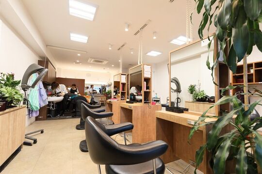 【苅屋】≪社会保険完備≫≪社員寮アリ≫≪未経験・通信生・新卒生OK≫幅広い世代のスタッフさん達が活躍中！！店舗展開し安心してお仕事できる環境の「KOUNOIKE 志免美容店（コウノイケシメビヨウテン）」からアシスタント（美容師）の求人☆★