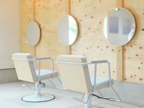 【高石駅】≪正社員・時短社員・パートOK≫≪社会保険完備≫≪実働8時間以下・19時までに退勤可能≫≪年末年始休暇7日／夏季休暇5日≫≪有給休暇あり≫≪ママさん・ブランクのある方歓迎≫高い技術とオシャレな空間が人気のサロン！メリハリをつけてお仕事を楽しめる環境です！「THE S.（ザエス）」からスタイリスト（美容師）の求人☆★