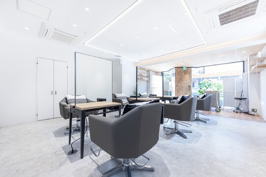 【蕨駅】◆選べる雇用形態！・産休育休実績あり・有給休暇あり・寮、住宅手当あり・社会保険完備・独立支援制度あり◆抜群の待遇に加え高単価＋高い集客でしっかり稼げます！自由な社風で自分に合った働き方が実現できるサロン「Marc 蕨西口（マークワラビニシグチ）」からスタイリスト（美容師）の求人☆★