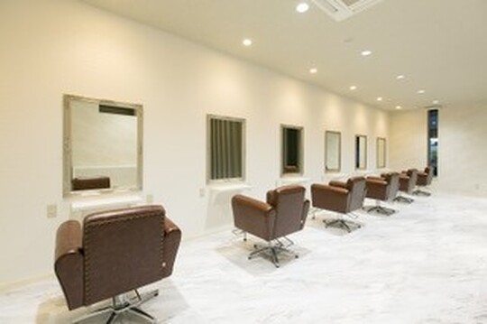 【越前開発】≪社会保険完備≫≪完全週休2日制≫≪産休育休制度あり≫集客サイトをしっかり活用しており、顧客がいない方でも入客の心配はいりません！平均19時台に退勤可能で、プライベートを大切にしつつ、しっかり稼げるサロンです。「Lx park avenue（ルクスパークアベニュー）」からスタイリスト（美容師）の求人☆★