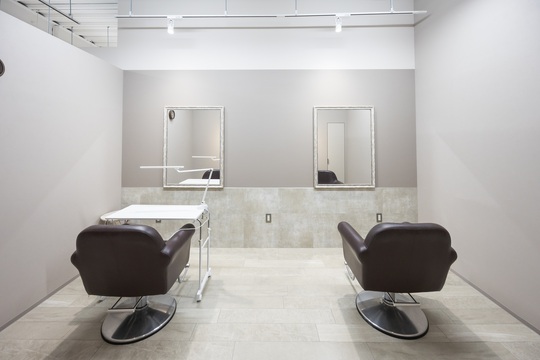 【惣利】≪スタイリストオンリーサロン・完全週休二日制・毎週2連休・社会保険完備・時短勤務OK≫正社員、パート、業務委託の選択OK！地域密着型でお客様と近い距離で関わります！！平均退勤時間も早く自分の時間も充実できるヘアサロン「SOTTO HAIR PRODUCE（ソットヘアープロデュース）」からスタイリスト（美容師）の求人★☆