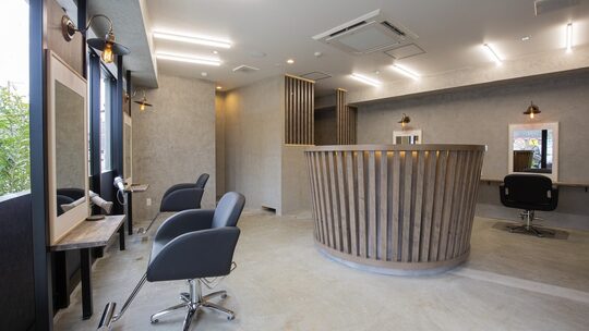 【博多駅】◆完全週休2日・社会保険完備など充実の待遇・月給26万円コースあり◆入客チャンスあり！！美容師としてだけでなく社会人としても大きく成長できる環境のヘアサロン「THREE...by velvet（スリーバイベルベット）」からスタイリスト（美容師）の求人☆★☆