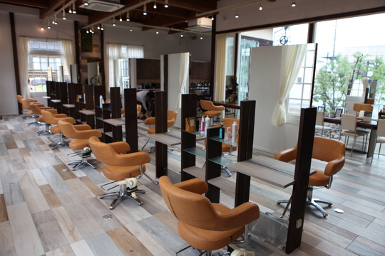 【杁ヶ池公園】◆社会保険完備・完全週休2日制・産休育休取得実績あり・寮あり◆サロン内で幅広い技術が学べる企業型サロン！あなたの好きを活かして働けます！美容師としての人生を目いっぱい楽しんでもらえる「TJ天気予報 3t 日進店（ティージェーテンキヨホウサントンニッシンテン）」からアシスタント（美容師）の求人☆★