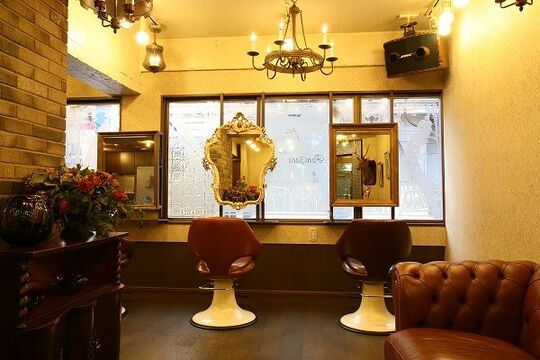 【心斎橋】アメリカ村にあるアンティークのインテリアがお洒落な空間を演出するサロン「pangaea」からアシスタント（美容師）の求人♪最新のトレンドにも対応していて「楽しく働く」がコンセプト☆★