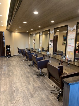 【船町】◆ベビーシッター費用補助あり・日曜定休・最大月12日休み・残業ほぼ無し・社会保険完備・最短1年デビュー可能・営業時間内レッスンOK◆研修センターがあり、着実にスキルアップが可能！幅広い年齢層のスタッフが活躍する会社です！「Ai-ney 吉川店（アイニーヨシカワテン）」からアシスタント（美容師）の求人★☆