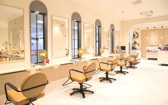 【昭島駅】◆月休み8日以上・寮あり・スタート月給20万円以上・社会保険完備◆抜群の待遇がありスタッフ同士はまるで家族のような関係のお店です！先輩の面倒見がよく、人間関係の良さがウリの働きやすい環境が人気♪Birthday 昭島店（バースデー アキシマテン）からアシスタント（美容師）の求人☆★