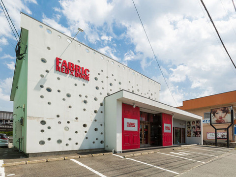 【飯塚駅】≪月休7日・社会保険完備・業務委託勤務もOK≫海外コンテストで度々優勝のオーナーから世界で通用する技術が学べます！！レベルの高い美容師を目指せるヘアサロン「FABRIC RED DOOR（ファブリックレッドドアー）」からスタイリスト（美容師）の求人☆★☆